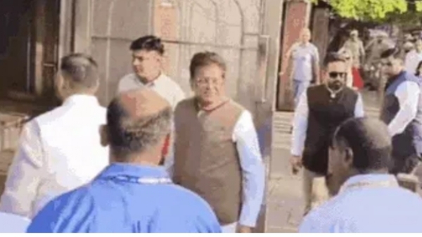 تجارت و صنعت  کے مرکزی وزیر پیوش گوئل نے اپنی اہلیہ کے ساتھ تاج محل کا دیدار کیا