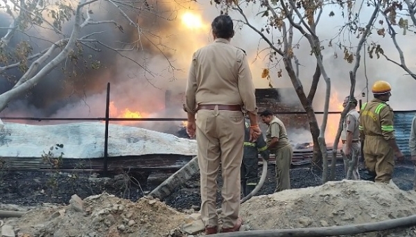 فوٹو آگ بجھاتے فائر فائٹرز کی