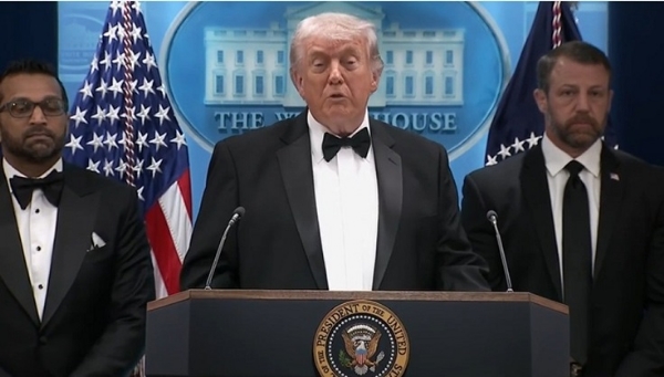 امریکہ کے صدر ڈونالڈ ٹرمپ وائٹ ہاوس کے بریفنگ روم سے پریس کانفرنس سے خطاب کرتے ہوئے۔ فوٹو: فاکس نیوز ویڈیو اسنیپ شاٹ