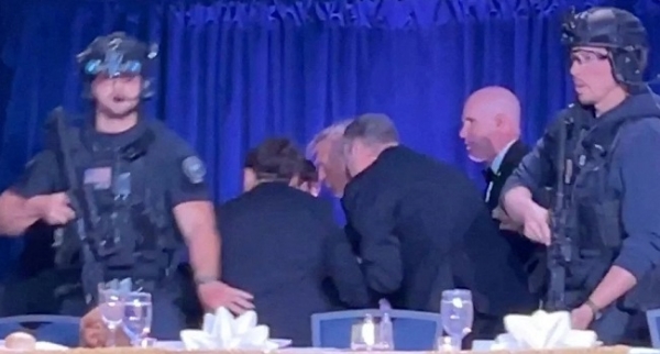 واشنگٹن میں وائٹ ہاوس کرسپونڈنٹس ڈنر کے دوران پروگرام کے مقام کے باہر ہوئی فائرنگ کی خبر ملتے ہی سکریٹ سروس کے ایجنٹس مورچہ سنبھالے ہوئے۔ فوٹو: انٹرنیٹ میڈیا