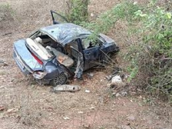 دموہ-کٹنی ہائی وے پر کار پلٹی