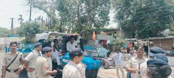 ایم پی اسمبلی: ٹریکٹر لے کر پہنچے ایم ایل اے کو گیٹ پر روکنے سے ہنگامہ، کانگریس واک آوٹ