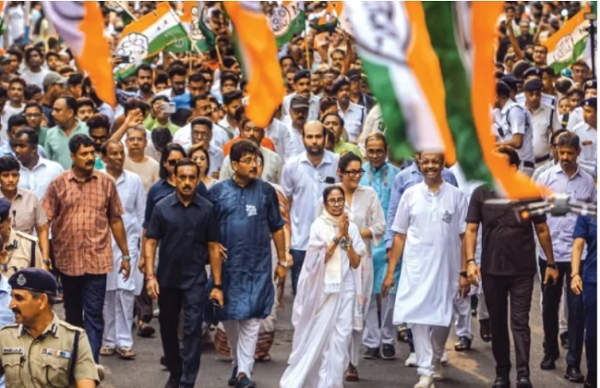 کولکاتہ میں وزیر اعلیٰ ممتا بنرجی کا میگا روڈ شو، پانچ اسمبلی حلقوں سے گزری ریلی