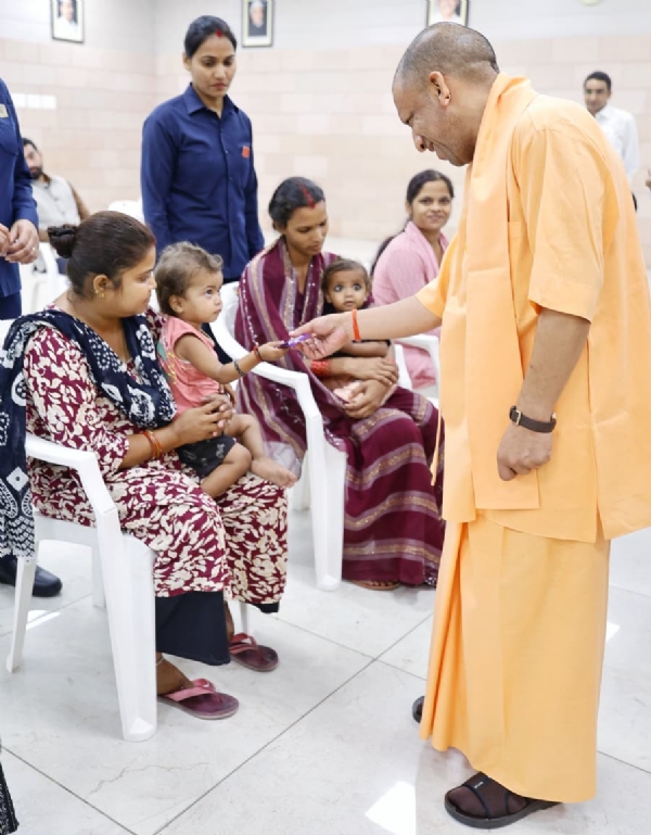 وزیر اعلیٰ یوگی آدتیہ ناتھ کی عہدیداروں کو سخت ہدایت ، حساس رہیں اور عوامی خدشات کو دور کریں