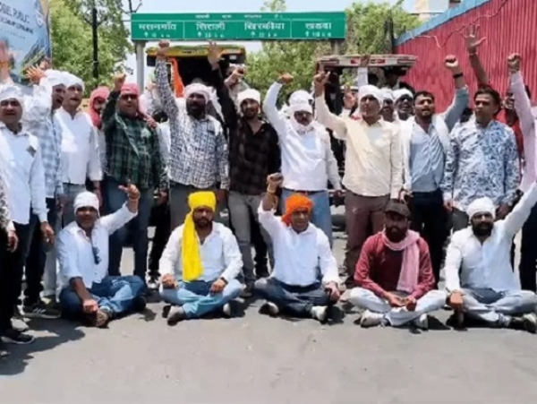 ہردہ میں اپنے مطالبات کے حوالے سے احتجاج کرتے ہوئے کسان