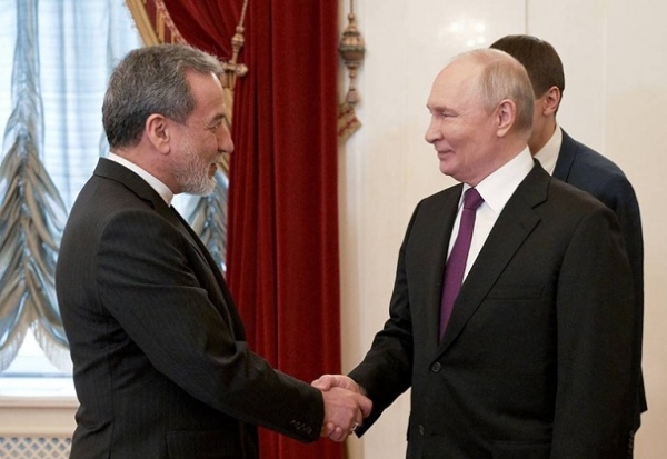 سینٹ پیٹرز برگ میں 27 اپریل کو ایران کے وزیر خارجہ عباس عراقچی اور روس کے صدر ولادیمیر پوتن۔ فوٹو: تاس