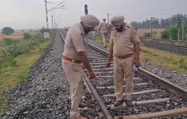 پولیس ریلوے ٹریک کی جانچ کرتی ہوئی۔
