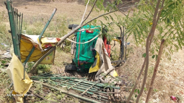 ٹرک نے ٹوٹو  میں ٹکر،  بچی  سمیت چھ افراد زخمی