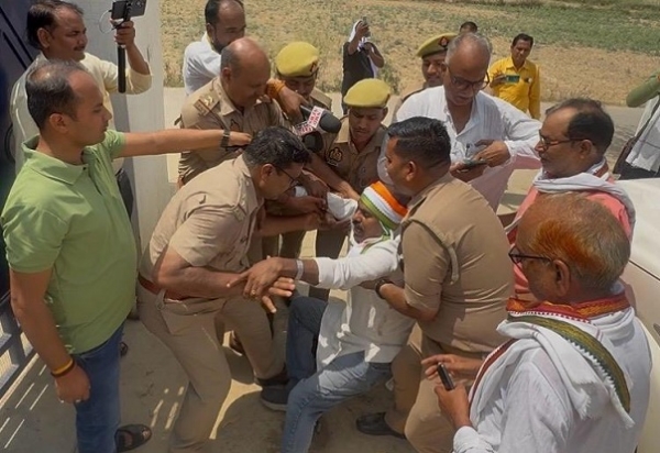 UP-JOUNPUR-POLICE-CONGRESS-HOUSE-ARREST