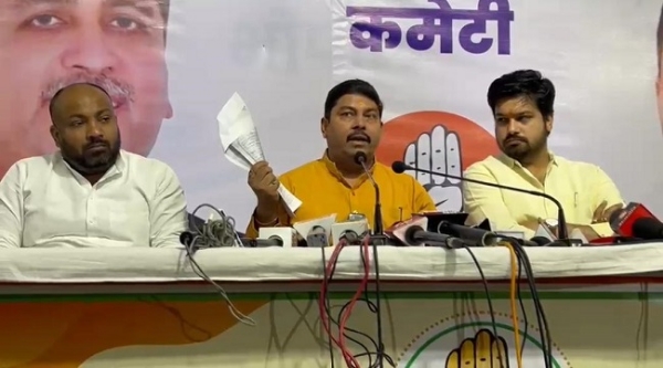 مدھیہ پردیش کانگریس کمیٹی کے جنرل سکریٹری امت شرما پریس کانفرنس سے خطاب کرتے ہوئے۔