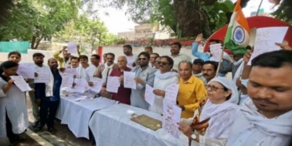 اترپردیش میں اسمارٹ میٹرکے خلاف مہم تیز، اسمارٹ میٹر کو خونی میٹر قرار دیا، مظاہرین نے وزیر توانائی کو خون سے خط لکھا