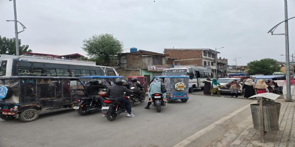 بٹہ مالو سرینگر میں خواتین کا پانی کی قلت کے خلاف سڑک جام کر کے احتجاج