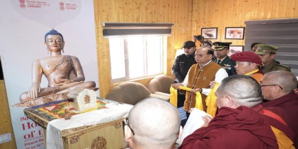 مہاتما بدھ کے مقدس آثار کو خصوصی طیارے کے ذریعے لیہ پہنچایا گیا