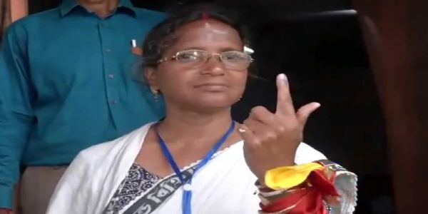 ووٹ ڈالنے کے بعد آر جی کر متاثرہ کی ماں نے کہا کہ اس بار ہمیں انصاف ضرور ملے گا۔