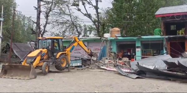 اننت ناگ میں منشیات کا کریک ڈاؤن: تاجروں کی غیرقانونی جائیدادیں مسمار کی گئیں