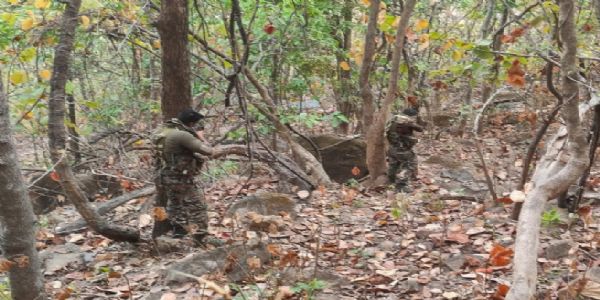 مغربی سنگھ بھوم میں سیکورٹی فورسز اورنکسلیوں کے درمیان تصادم جاری ، فوجی چوکس