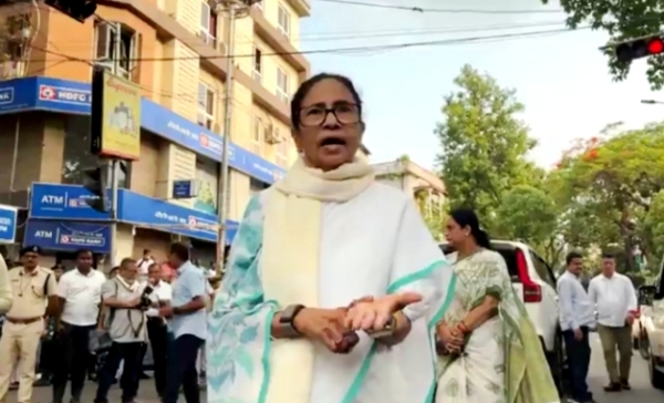 ممتا نے ووٹ ڈالنے کے بعد الیکشن کمیشن پر تنقید کی ، اقتدار میں واپسی کا دعویٰ