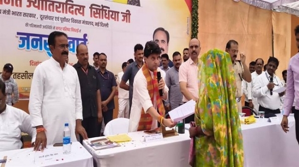 نگر پریشد پِپرئی میں عوامی سماعت کرتے ہوئے مرکزی وزیر جیوتی رادتیہ سندھیا