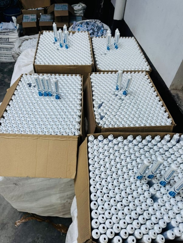 جعلی سینسوڈائن ٹوتھ پیسٹ بنانے والی فیکٹری کا پردہ فاش، لاکھوں مالیت کا سامان ضبط