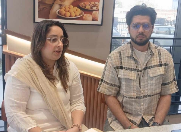 مہوش خان پریس سے خطاب کرتے ہوئے