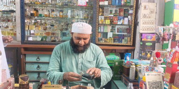 جونپور کا زکریا خاندان 200 سال پرانی پرفیوم انڈسٹری کی وراثت کو آگے بڑھا رہا ہے۔