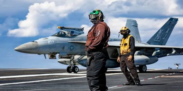 امریکی طیارہ بردار بحری جہاز ’فورڈ‘ ایران کی جنگ میں شامل