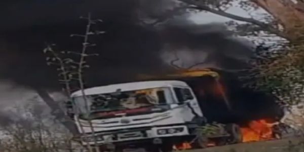 رانچی کے سلی میں باکسائٹ سے لدے ٹرک میں لگی آگ۔