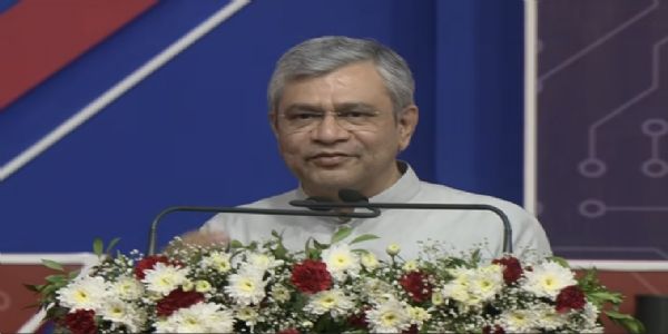 غریب اور متوسط طبقے کو بہتر سفری سہولیات فراہم کرنا ریلوے کی ترجیح ہے: اشونی وشنو