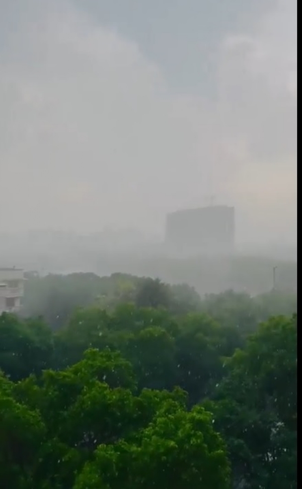 دہلی-این سی آر میں آندھی اور بارش کے ساتھ ژالہ باری، لوگوں کو گرمی سے راحت