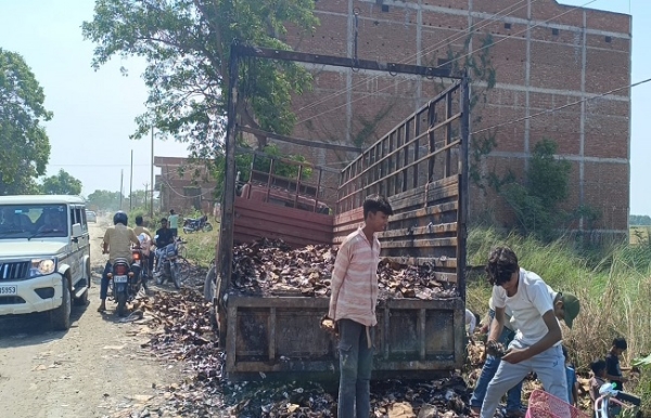 میروا ۔ سلیم پور سڑک پر گٹکا لدا ٹرک پلٹا، ٹائر پھٹنے کے بعد لگی آگ