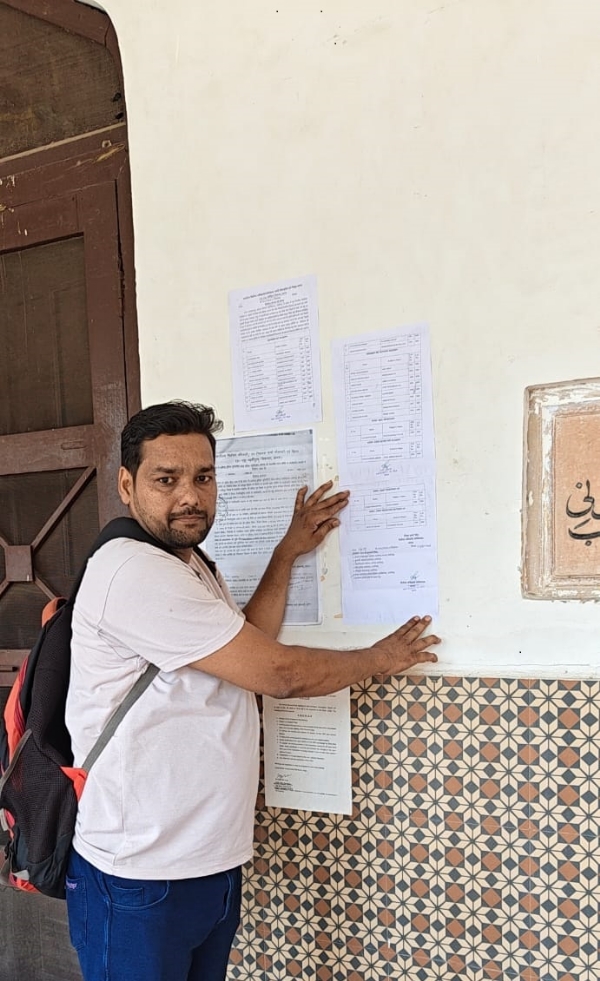 نوٹس چسپاں کرتے