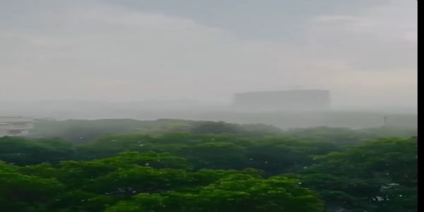 دہلی-این سی آر میں آندھی اور بارش کے ساتھ ژالہ باری، لوگوں کو گرمی سے راحت ملی