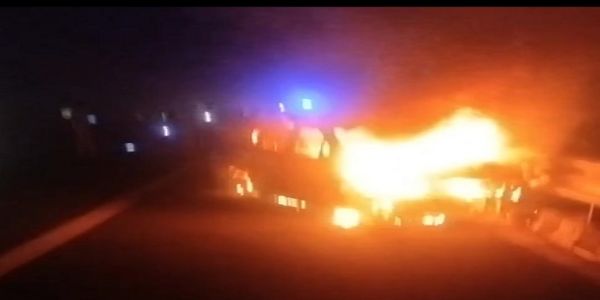 الور میں ایکسپریس وے پر چلتی کار میں آگ لگی، 5 لوگ زندہ جلے، شناخت مشکل، گاڑی سے صرف ہڈیاں برآمد