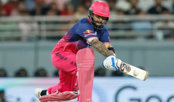 ڈریسنگ روم میں ویپنگ کرتے ہوئے پکڑے گئے ریان پراگ ، میچ فیس کا 25 فیصد جرمانہ لگایا گیا