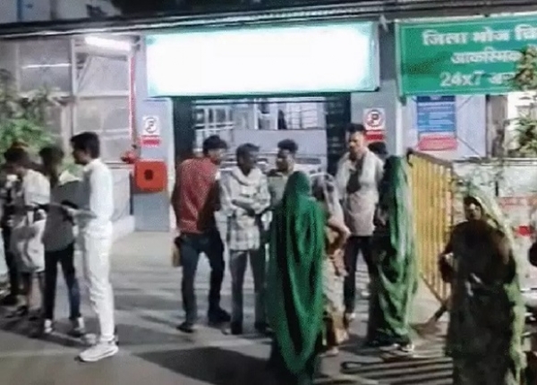 ضلع اسپتال میں  ہجوم لگا۔