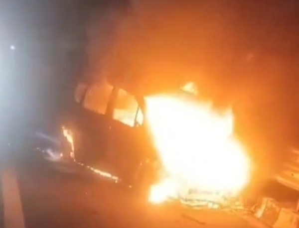 الور: کار میں آگ لگی