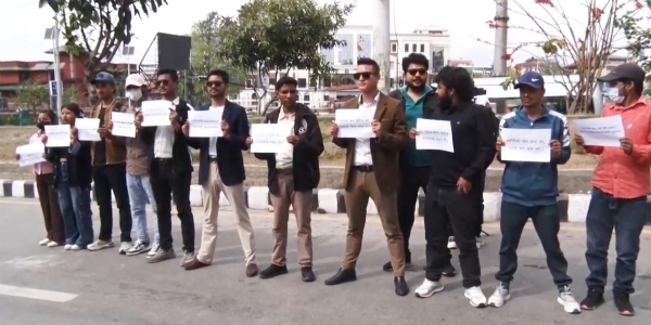 کاٹھمنڈو میں پیٹرولیم مصنوعات کی قیمتوں میں اضافے کے خلاف نوجوانوں کا احتجاج