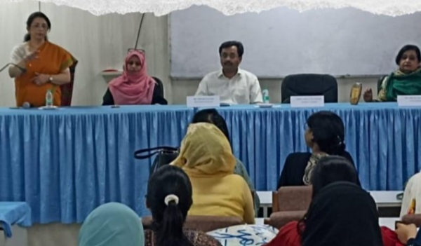 پروفیسر آسیہ چودھری خطاب کرتے ہوئے