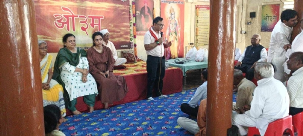 خطاب کرتے ہوئے