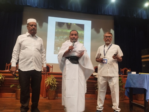 حج تربیت  دیتے ہوئے ذمہ داران