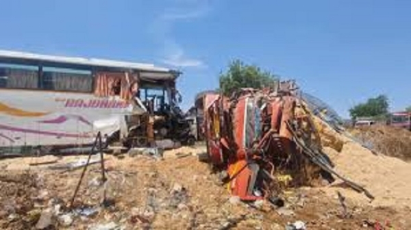 حادثے کا شکار بس اور ٹرک