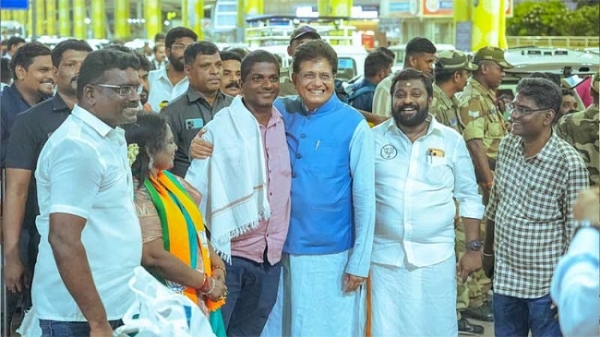 مرکزی وزیر پیوش گوئل اپنے گھر واپس آنے والے ماہی گیروں کا خیرمقدم کرتے ہوئے۔ مرکزی وزیر پیوش گوئل اپنے گھر واپس آنے والے ماہی گیروں کا خیرمقدم کرتے ہوئے۔