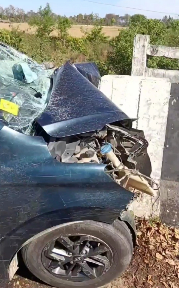 بلرام پور میں کار ڈیوائیڈر سے ٹکرا ئی ، ڈرائیور سمیت 3 افراد ہلاک بلرام پور میں کار ڈیوائیڈر سے ٹکرا ئی ، ڈرائیور سمیت 3 افراد ہلاک