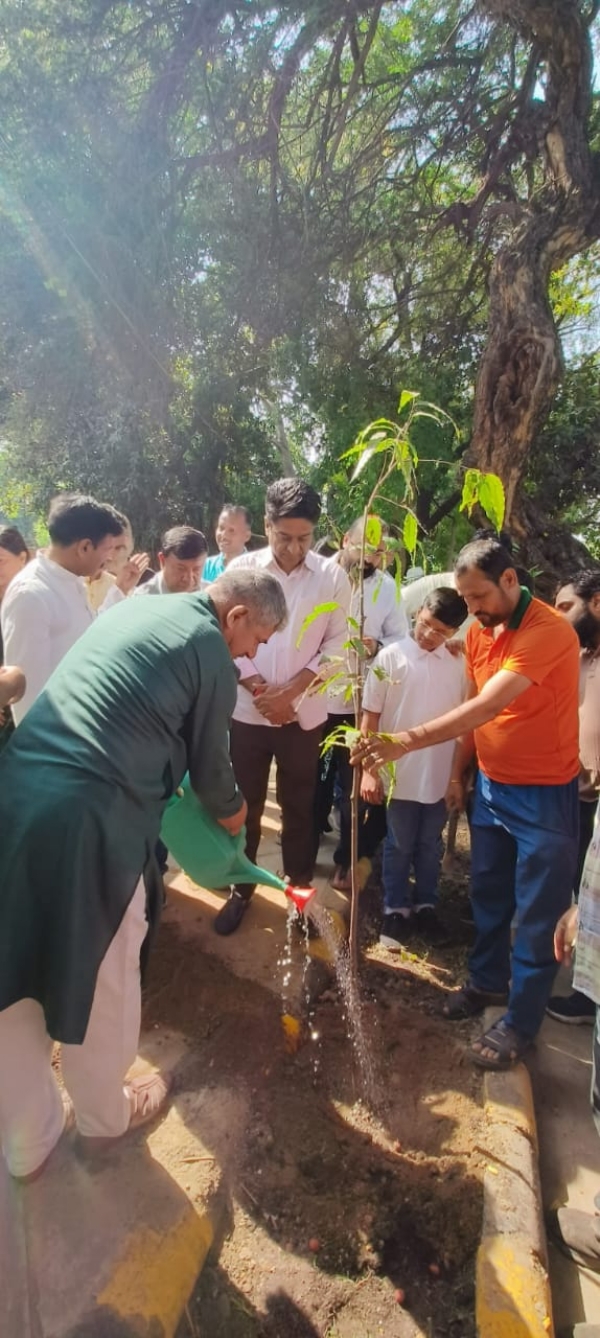 اتوار کو لکشمی بائی نگر میں ’ ایک پیڑماں کے نام ‘ مہم کے تحت شجر کاری