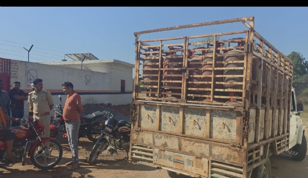 امیٹھی میں ایل پی جی بلیک مارکیٹنگ کا انکشاف۔ گیس ایجنسی کے آپریٹر کے خلاف 1,295 سلنڈروں کی خورد برد کا مقدمہ درج