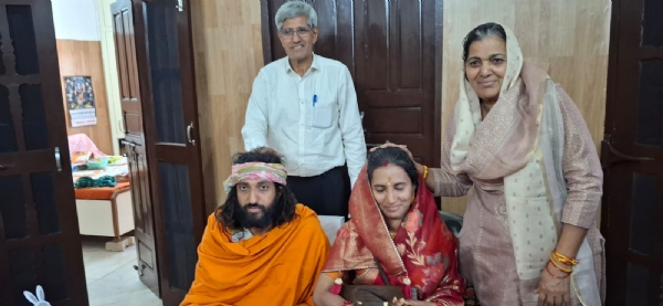 آئی آئی ٹین بابا ابھے سنگھ نے شادی کر لی ، اپنی بیوی کے ساتھ اپنے آبائی ضلع جھجر پہنچا