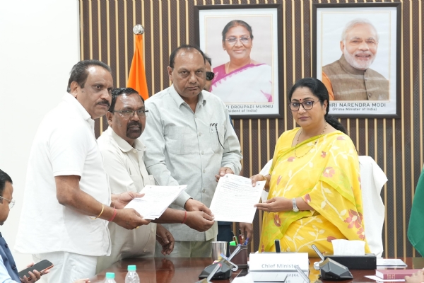 دہلی کی وزیر اعلیٰ نے صفائی کارکنوں کو تحفظ اور احترام کا یقین دلایا