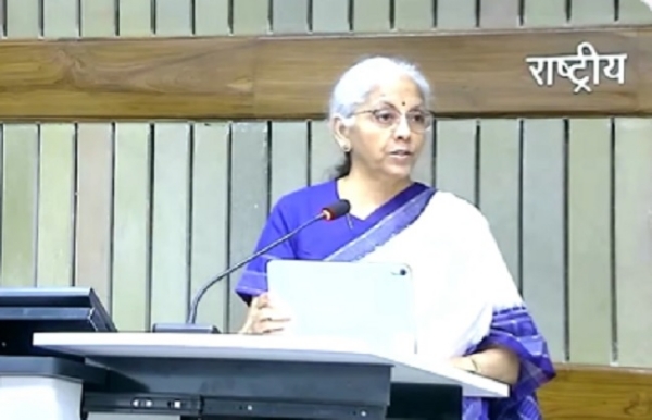 مغربی ایشیا کے بحران سے نمٹنے کے لیے ہندوستان کے پاس مالی گنجائش ہے: سیتا رمن