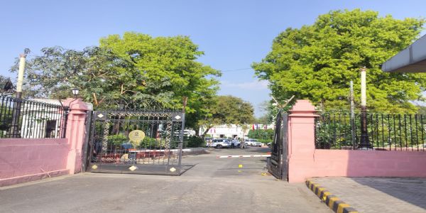 دہلی اسمبلی کا بیریئر توڑ کراسمبلی کے اندر گھسی کار، تین گرفتار