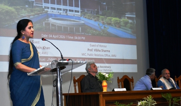 پروفیسر وبھا شرما خطاب کرتے ہوئے